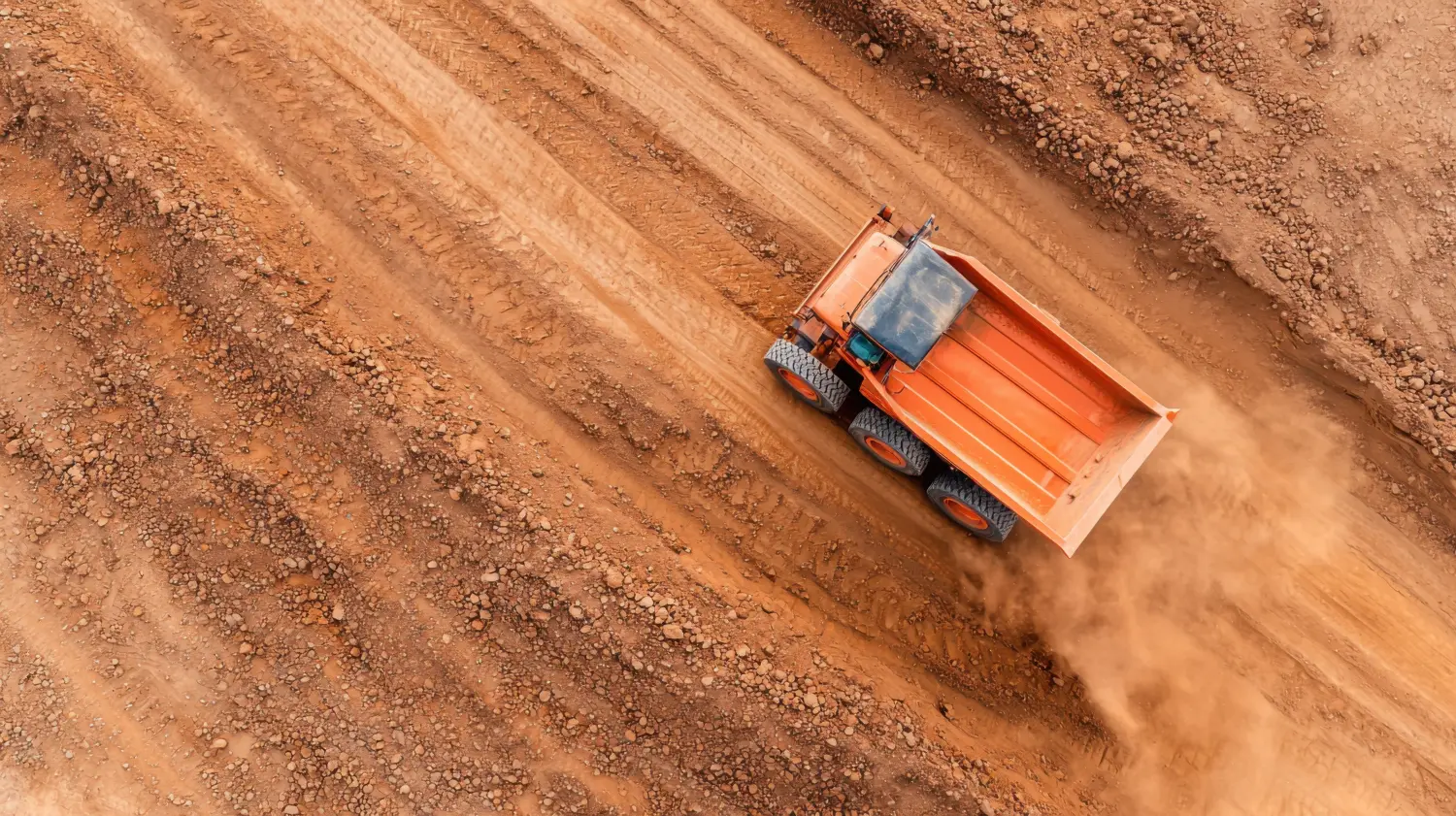 Baumaschinen Aktion Muldenkipper auf der Baustelle Erdbewegung Luftbild Schwerindustrie-Konzept